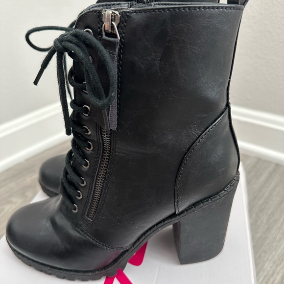 SODA Boots Women's Black Low Faux Leather Chunky Heel Ankle Booties Size 8 - Picture 2 of 5